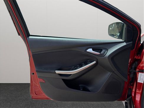 Used 2018 Ford Focus Titanium FWD image 16