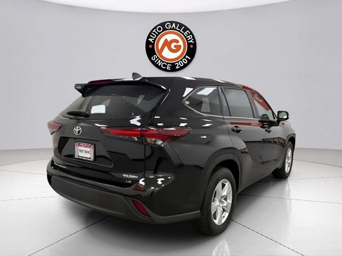 Used 2024 Toyota Highlander LE FWD image 3