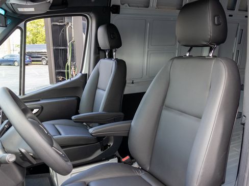 Used 2024 Mercedes-Benz Sprinter 2500 image 16