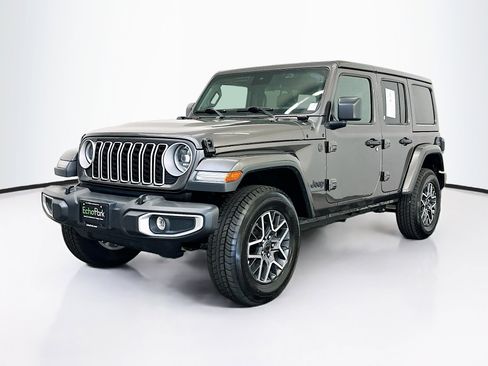 Used 2025 Jeep Wrangler Unlimited Sahara AWD/4WD image 3