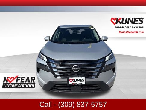 Used 2025 Nissan Rogue SV image 2