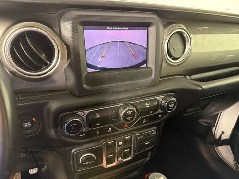 Used 2019 Jeep Wrangler Unlimited Sahara AWD/4WD image 15
