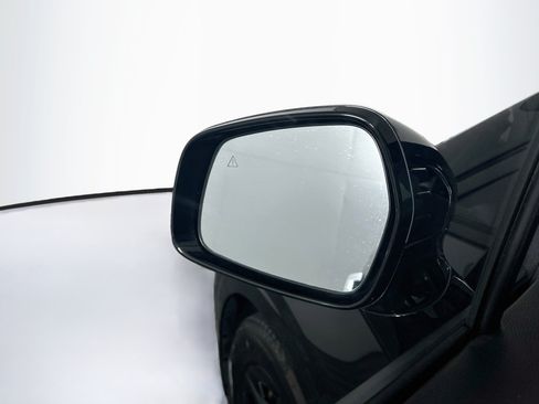 Used 2025 Kia Carnival FWD image 16