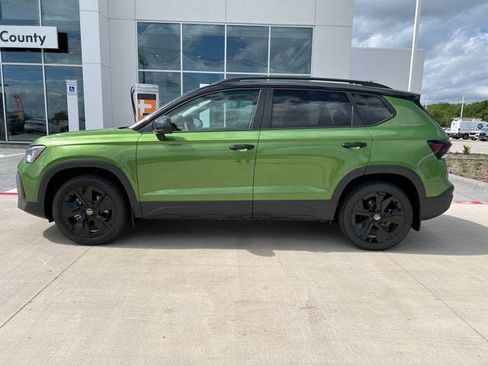 New 2025 Volkswagen Taos SE image 2