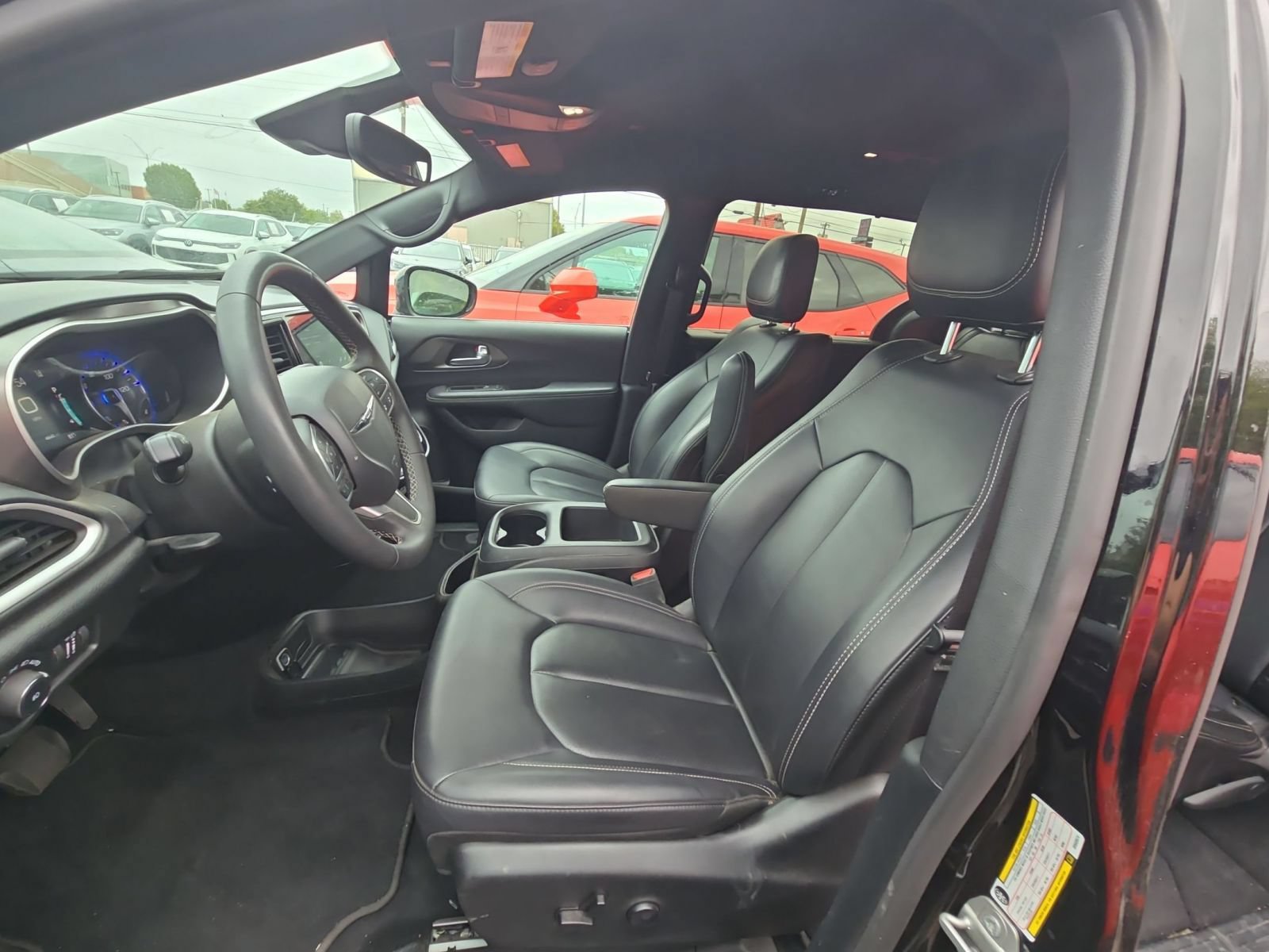 Used 2025 Chrysler Pacifica Select FWD image 8