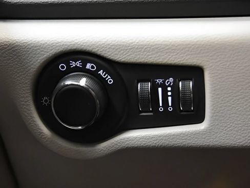 Used 2023 Chrysler Voyager LX FWD image 19