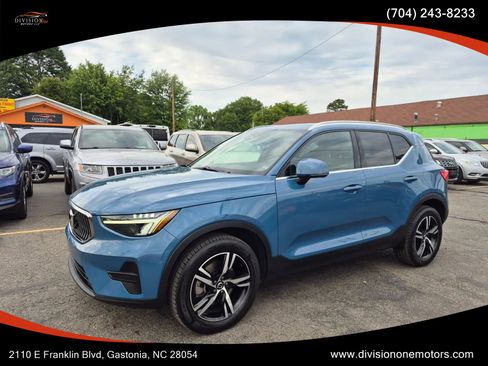 Used 2024 Volvo XC40 B5 Core AWD/4WD image 1