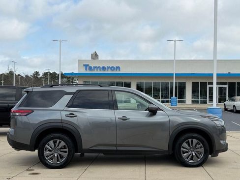 Used 2025 Nissan Pathfinder SV image 4