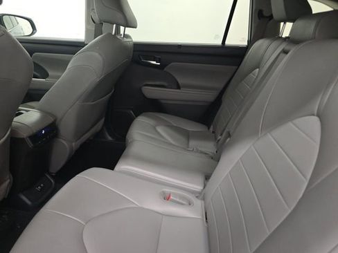 Used 2020 Toyota Highlander XLE image 9
