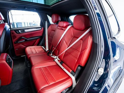 Used 2022 Porsche Cayenne Platinum Edition image 55