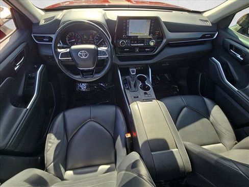 Used 2021 Toyota Highlander XLE FWD image 19