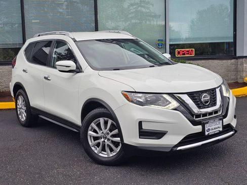 Used 2018 Nissan Rogue SV FWD image 1