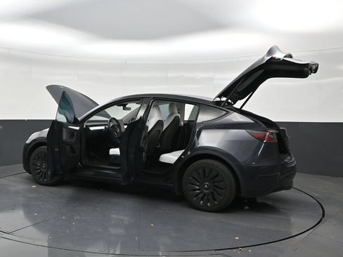 Used 2024 Tesla Model Y Long Range AWD/4WD image 30