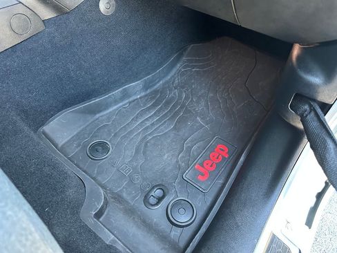 Used 2025 Jeep Wrangler Rubicon image 40