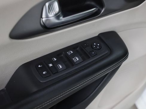 Used 2022 Chrysler Pacifica Touring-L image 23