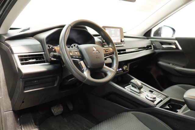 Used 2024 Mitsubishi Outlander ES FWD image 6