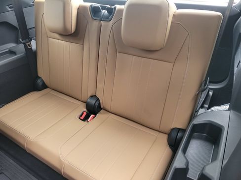 Used 2024 Volkswagen Tiguan SE w/ Panoramic Sunroof Package FWD image 10