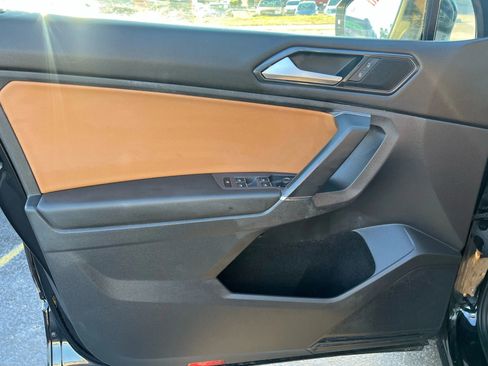 Used 2018 Volkswagen Tiguan SE w/ Panoramic Sunroof Package FWD image 7