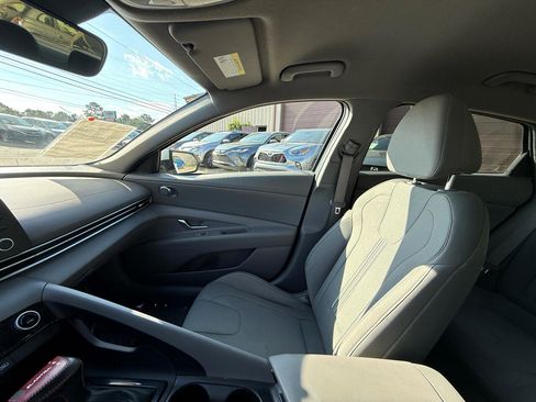 Used 2022 Hyundai Elantra SEL w/ Winter Weather Package image 12