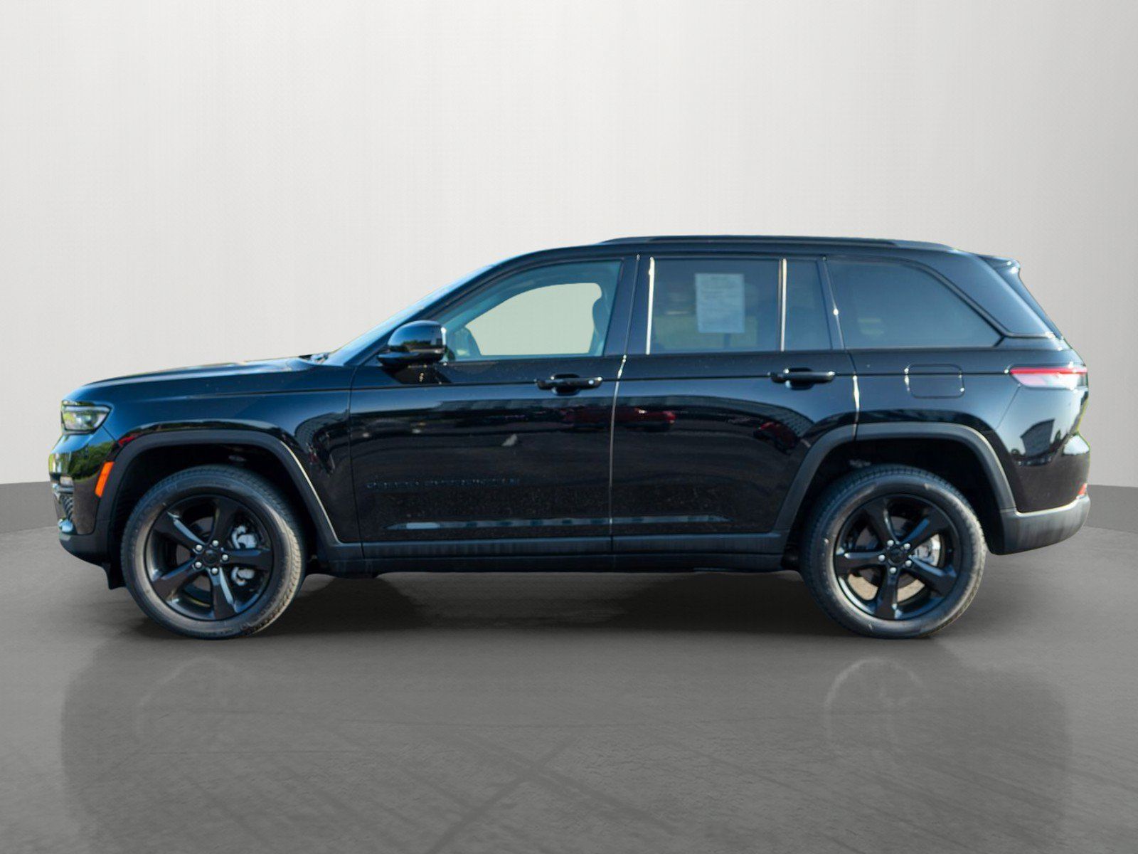 Used 2023 Jeep Grand Cherokee Limited w/ Black Appearance Package AWD/4WD image 4
