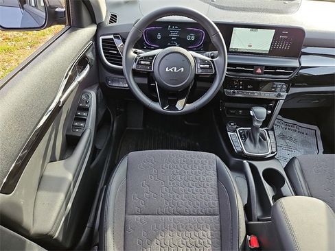 Used 2025 Kia Seltos S image 11