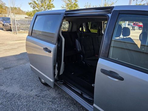 Used 2019 Dodge Grand Caravan SE w/ UConnect Hands-Free Group image 12