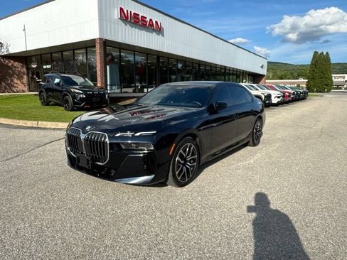 Used 2025 BMW 740i xDrive AWD/4WD image 2