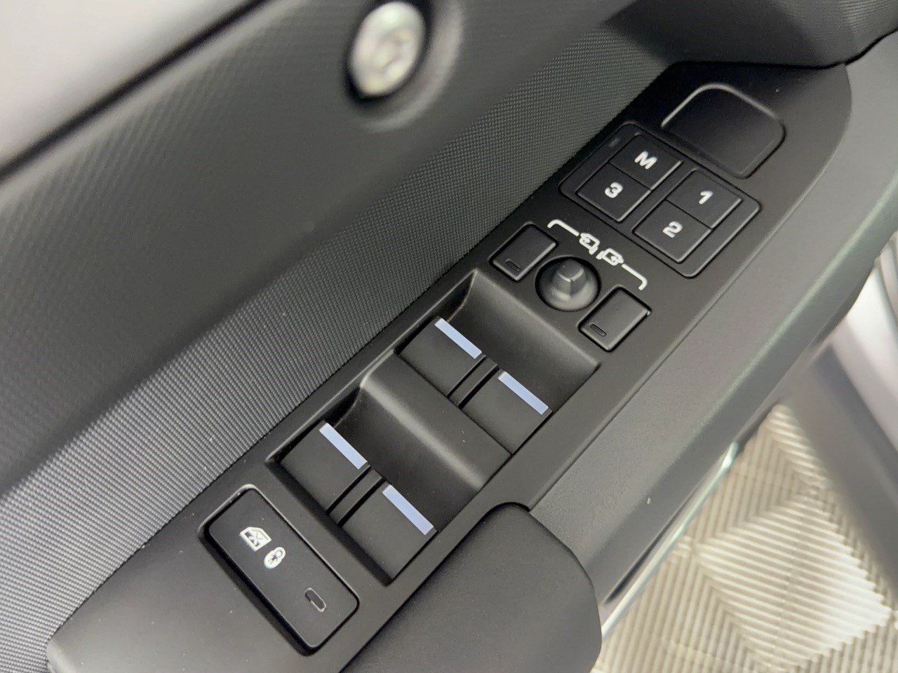 Used 2024 Land Rover Defender 110 X-Dynamic SE AWD/4WD image 15
