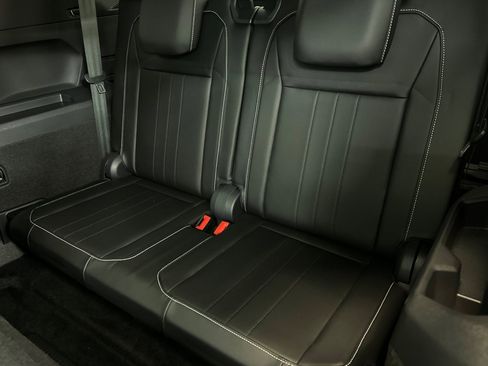Used 2024 Volkswagen Tiguan SE R-Line FWD image 32