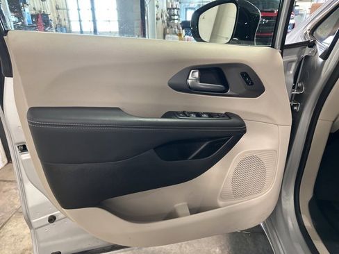 Used 2024 Chrysler Pacifica Touring-L image 8