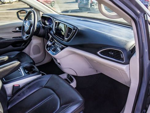 Used 2023 Chrysler Pacifica Touring-L image 15