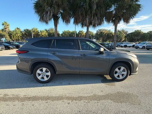 Used 2023 Toyota Highlander L FWD image 4