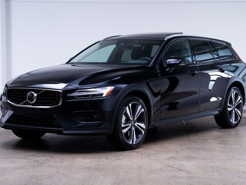 Used 2025 Volvo V60 B5 Cross Country Plus AWD/4WD image 3