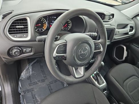 Used 2018 Jeep Renegade Latitude image 11