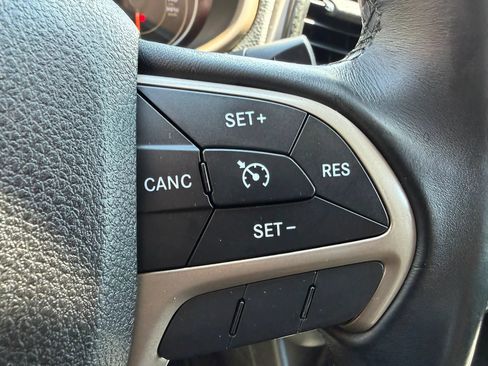 Used 2016 Jeep Cherokee Latitude FWD image 18