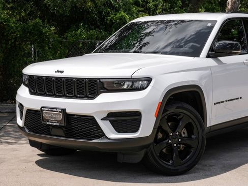 Used 2023 Jeep Grand Cherokee Altitude image 12