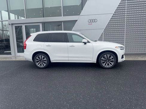 Used 2022 Volvo XC90 T5 Momentum w/ Climate Package image 2