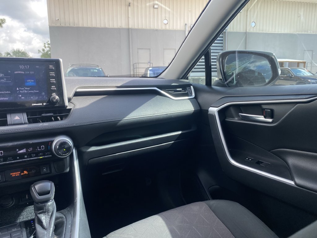 Used 2019 Toyota RAV4 XLE w/ Convenience Package FWD image 4