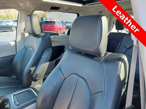 Used 2022 Chrysler Pacifica Touring-L image 6