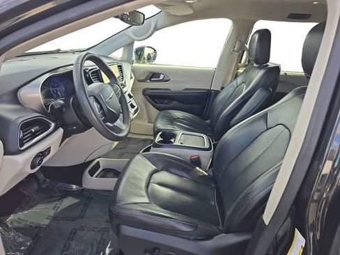 Used 2022 Chrysler Pacifica Touring-L image 10