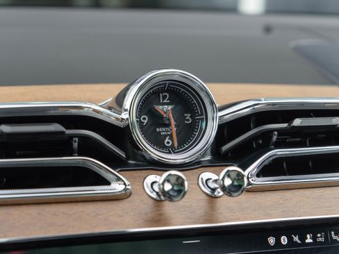 Used 2023 Bentley Bentayga image 18