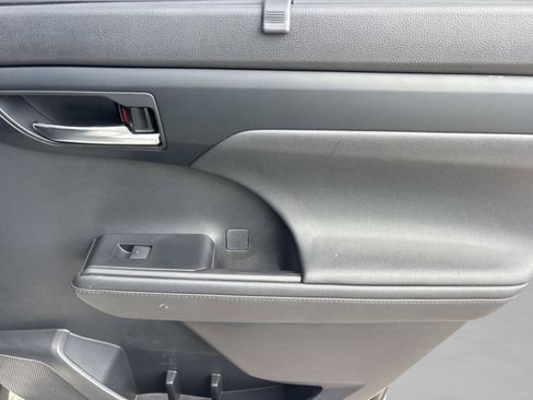 Used 2021 Toyota Highlander XLE FWD image 17
