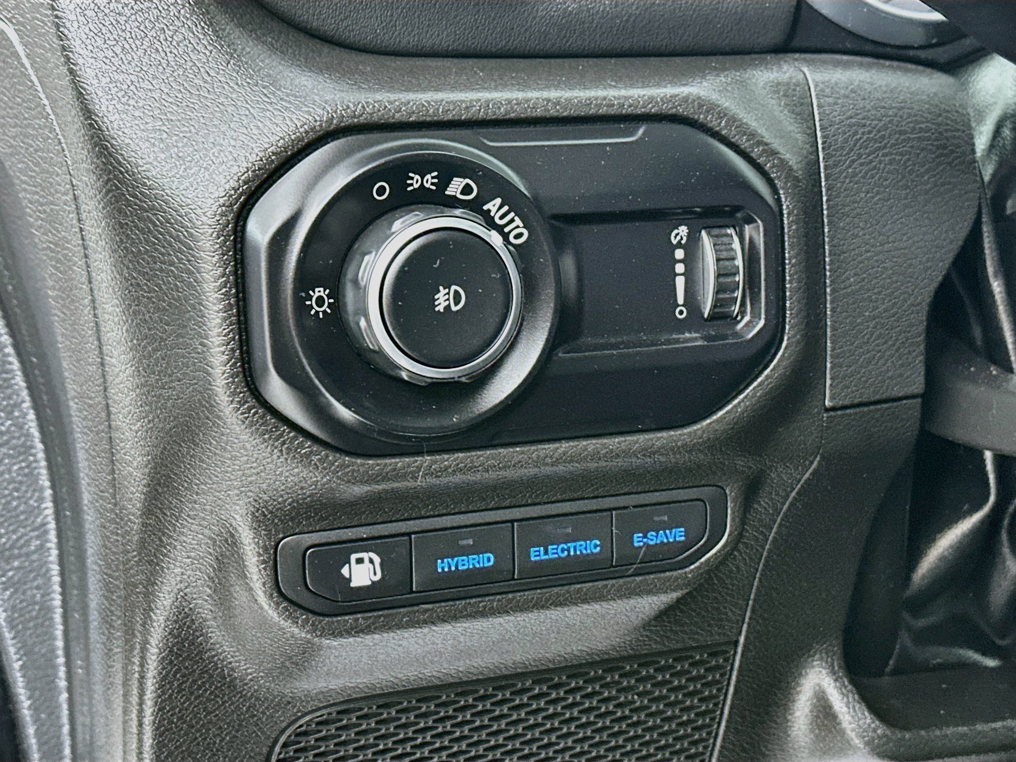 Used 2023 Jeep Wrangler Unlimited Sahara AWD/4WD image 10