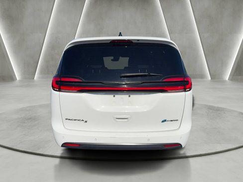 Used 2024 Chrysler Pacifica Limited FWD image 4
