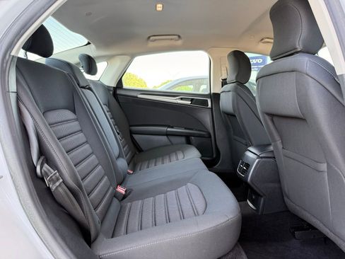 Used 2019 Ford Fusion SE FWD image 16