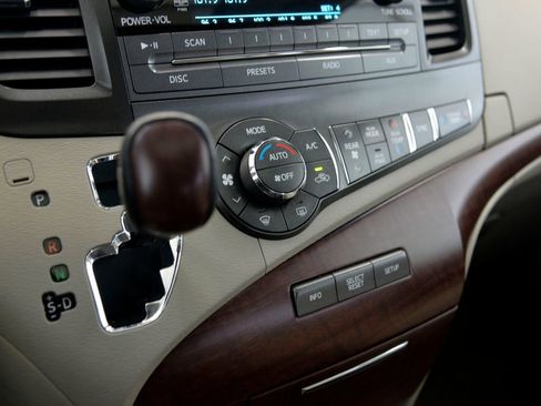 Used 2014 Toyota Sienna XLE image 25