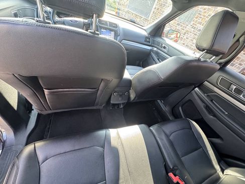 Used 2018 Ford Explorer XLT w/ Equipment Group 202A AWD/4WD image 20