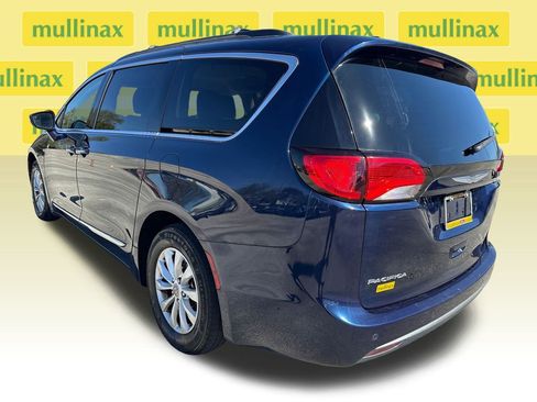 Used 2017 Chrysler Pacifica Touring-L w/ 13 Speaker Alpine Sound Group image 8