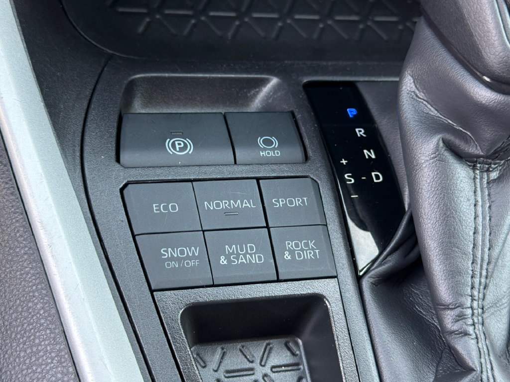 Used 2025 Toyota RAV4 LE AWD/4WD image 30
