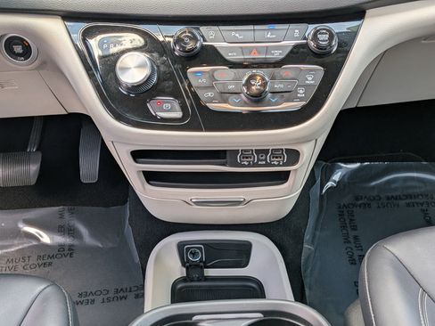 Used 2024 Chrysler Pacifica Touring-L FWD image 22